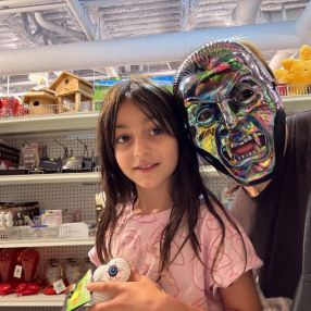 Azin, Famille à Vancouver