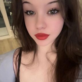 Nia, Babysitter in Surrey