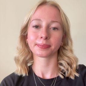 Courtnay, Babysitter à Medicine Hat