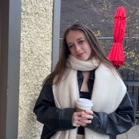 Ava, Babysitter à Victoria