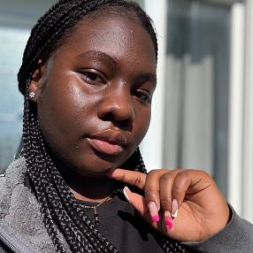 Berdelie, Babysitter à Laval