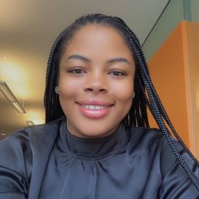 Favour, Babysitter in Calgary