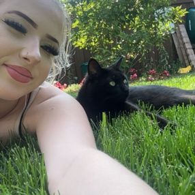 Trinity, Babysitter in Angus