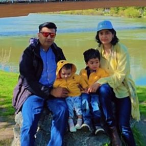 Aftab, Famille à Camrose