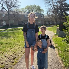 Mickaela, Famille à Regina