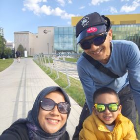Anya, Famille à Calgary