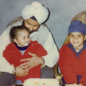 Sumruti, Famille à Surrey