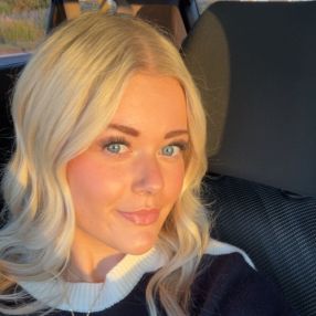 Brenna, Babysitter à Grimsby