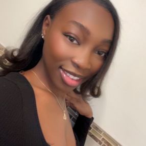Leeyah, Babysitter à Edmonton