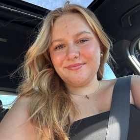Jolie, Babysitter à Kelowna