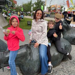Dominique, Famille à Victoria