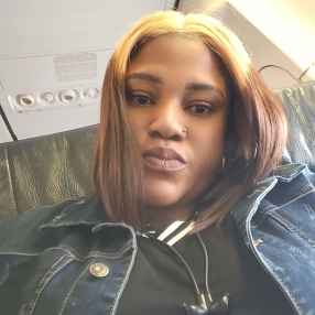 Adenike, Babysitter à Airdrie