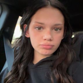 Sydney, Babysitter à Lacombe