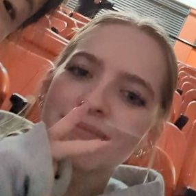 Chloe, Babysitter in Trail