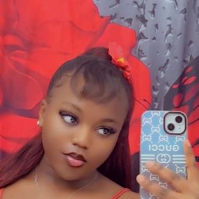 Alliyah, Babysitter à Toronto