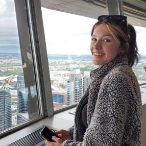 Daelyn, Babysitter à Surrey