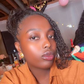 Sodimu-Ishola, Babysitter à Toronto