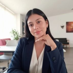 Laura Manuela, Niñera en Manizales