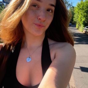 Amelia, Babysitter in Runkel