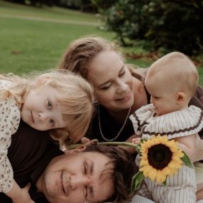 Elena, Familie in Wiesbaden
