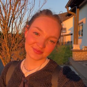 Nina, Babysitter in Wissen