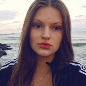 Veronika, Babysitter in Haar