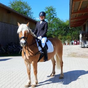 Mette, Babysitter in Holzkirchen