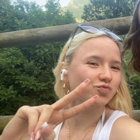 Zoe, Babysitter in Kissing