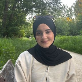 Esma Nur, Babysitter in Düren