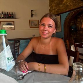 Mia, Babysitter in Flörsheim am Main