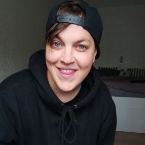 Lena, Babysitter in Rellingen