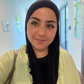 Esra, Babysitter in Duisburg