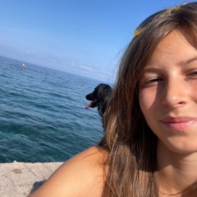 Maya, Babysitter in Berg