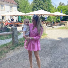 Nadine Alisia, Babysitter in Eching