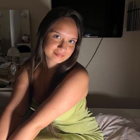 Scarlet, Babysitter in Hürth