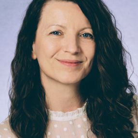 Lena, Babysitter in Kissing