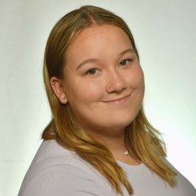 Mia, Babysitter in Brüel