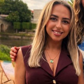 Emel, Babysitter in Hameln