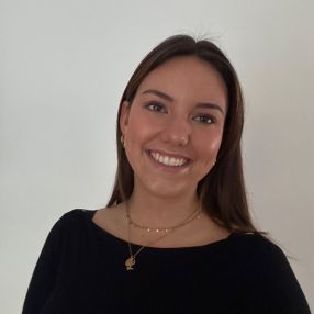 Lucy, Babysitter in Lohmar