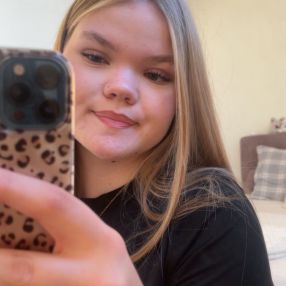 Dania, Babysitter in Neumünster