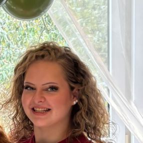 Emely, Babysitter in Wedel