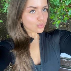 Leyla, Babysitter in Kissing