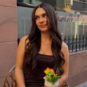 Lorena, Babysitter in Petersberg