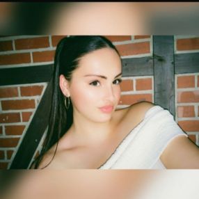 Nina, Babysitter in Wissen
