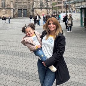 Dena, Familie in Hof