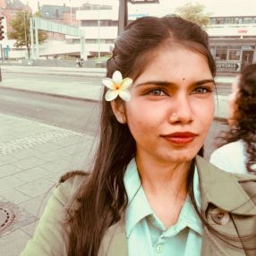 Taniya, Babysitter in Haar