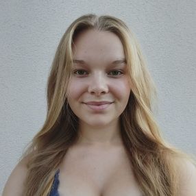 Lilli, Babysitter in Overath