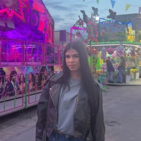 Julia, Babysitter in Lage