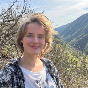 Mira, Babysitter in Kissing