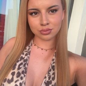Selena, Babysitter in Salzgitter